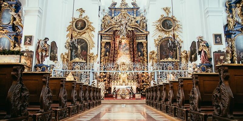 AI Creates Church Service in Bavaria: Exploring the Benefits and Risks of AI in Religion