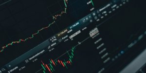 Decentralized Cryptocurrency Exchanges: Challenges, Opportunities, and the Battle for Market Share