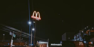 Court Rules McDonald’s No-Poach Clause Lawsuit Can Proceed, Impact on Workers’ Wages Highlighted