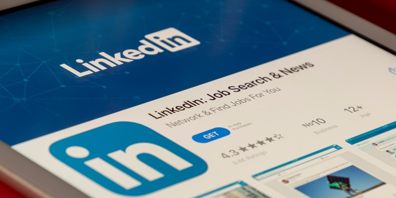 Maximizing Lead Generation: The Power of Organic Outreach and Paid Advertising on LinkedIn