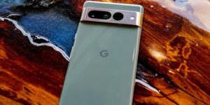 Google Pixel 8 and Pixel 7a: Setting New Standards for Smartphone Durability and Repairability – An Assessment by JerryRigEverything