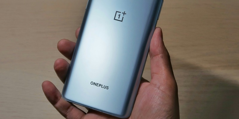 OnePlus 10 Pro Review: Ergonomics and Grip in Focus