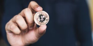 Bitcoin Value Plunges: AI Forecasts vs Expert Predictions