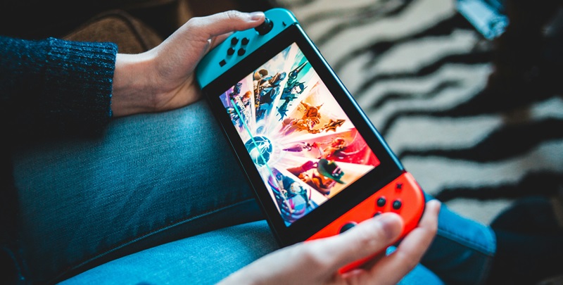 Top Portable Gaming Handhelds of 2024: Performance, Specs, and Prices