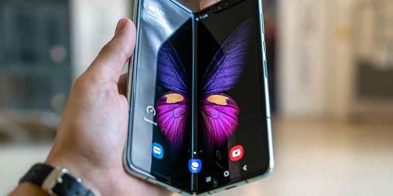 Next-Gen Foldable Smartphone: Slim, Light, Power-Packed Marvel