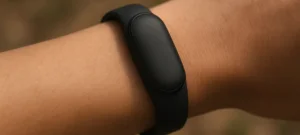 Mysterious Google Smartband Spotted in Pixel 11 Ad Promotional
